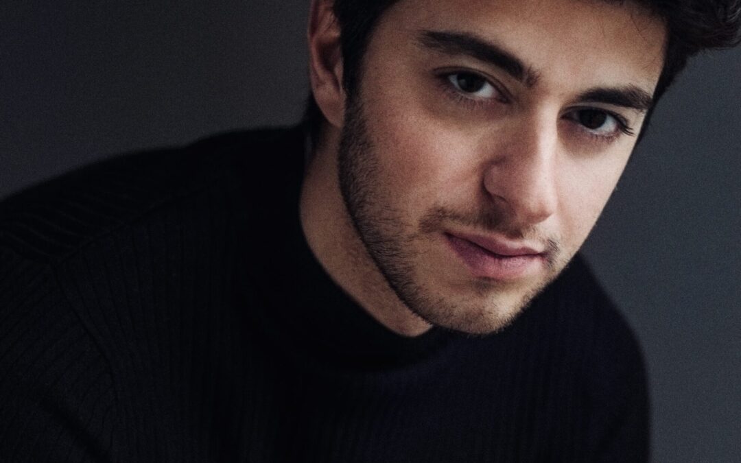 Ariya Akhavan Headshot