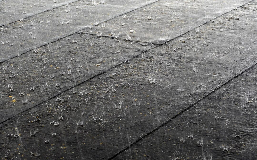 1600px-Hard_rain_on_a_roof